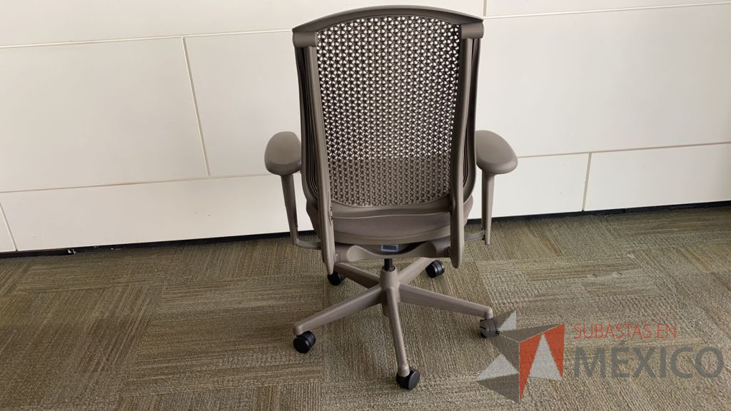 Lote 1012 - 2 Sillas Herman Miller Celle con ruedas, descansa brazos, asiento en tela y respaldo en plástico color gris - Imagen 3