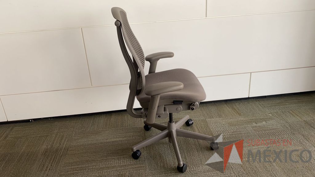 Lote 1012 - 2 Sillas Herman Miller Celle con ruedas, descansa brazos, asiento en tela y respaldo en plástico color gris - Imagen 2