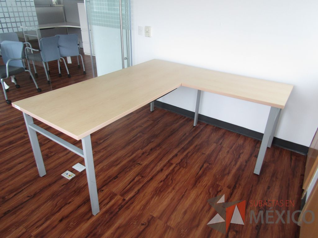 Lote 001 - Escritorio en escuadra, patas metálicas y cubierta color café - Imagen 4