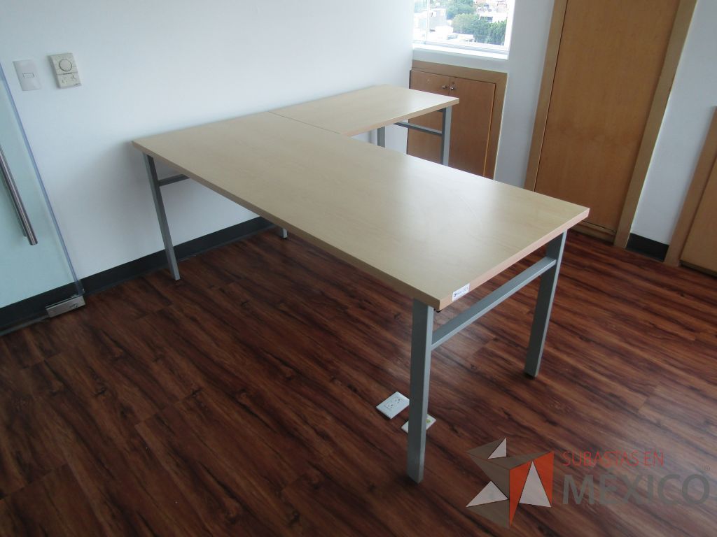 Lote 001 - Escritorio en escuadra, patas metálicas y cubierta color café - Imagen 7