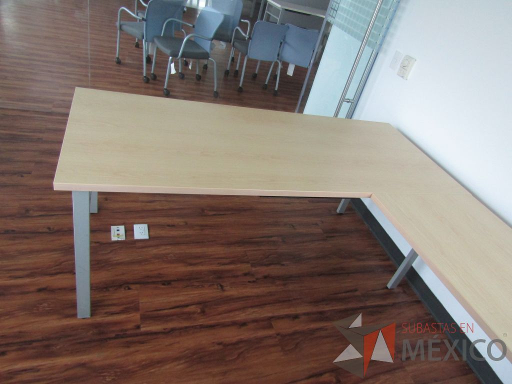 Lote 001 - Escritorio en escuadra, patas metálicas y cubierta color café - Imagen 10