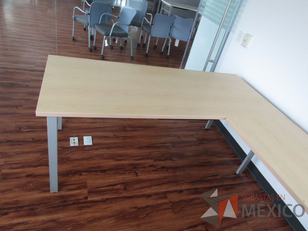 Lote 001 - Escritorio en escuadra, patas metálicas y cubierta color café - Imagen 11