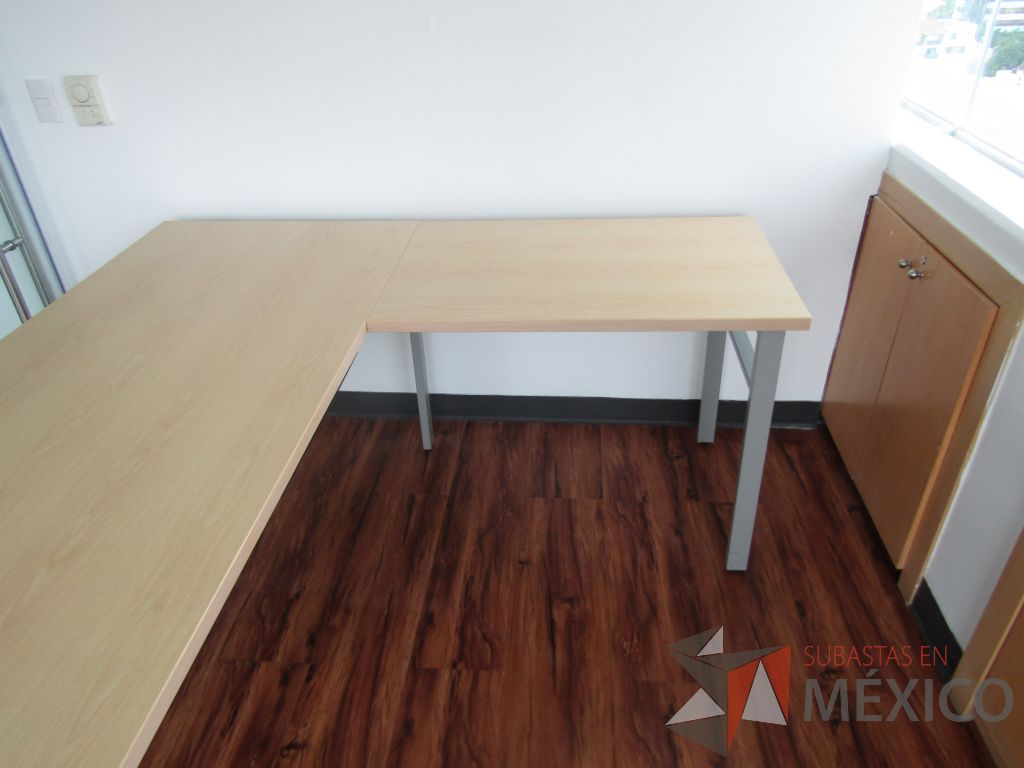 Lote 001 - Escritorio en escuadra, patas metálicas y cubierta color café - Imagen 12
