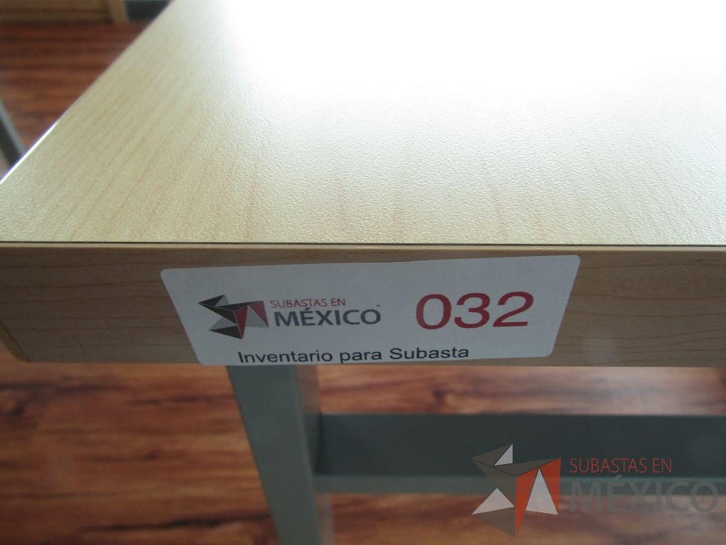 Lote 002 - Mesa de trabajo , patas metálicas y cubierta color café - Imagen 2
