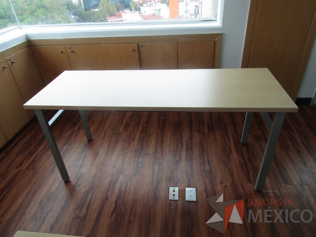 Lote 002 - Mesa de trabajo , patas metálicas y cubierta color café - Imagen 3
