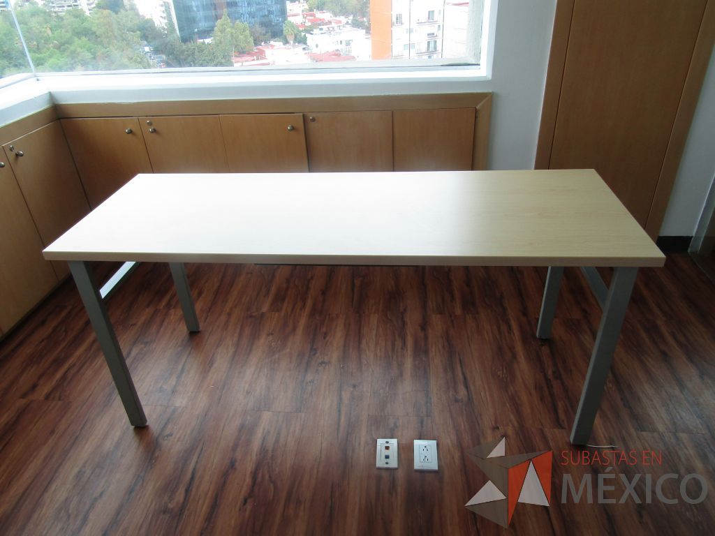 Lote 002 - Mesa de trabajo , patas metálicas y cubierta color café - Imagen 4