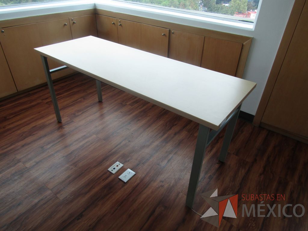 Lote 002 - Mesa de trabajo , patas metálicas y cubierta color café - Imagen 5