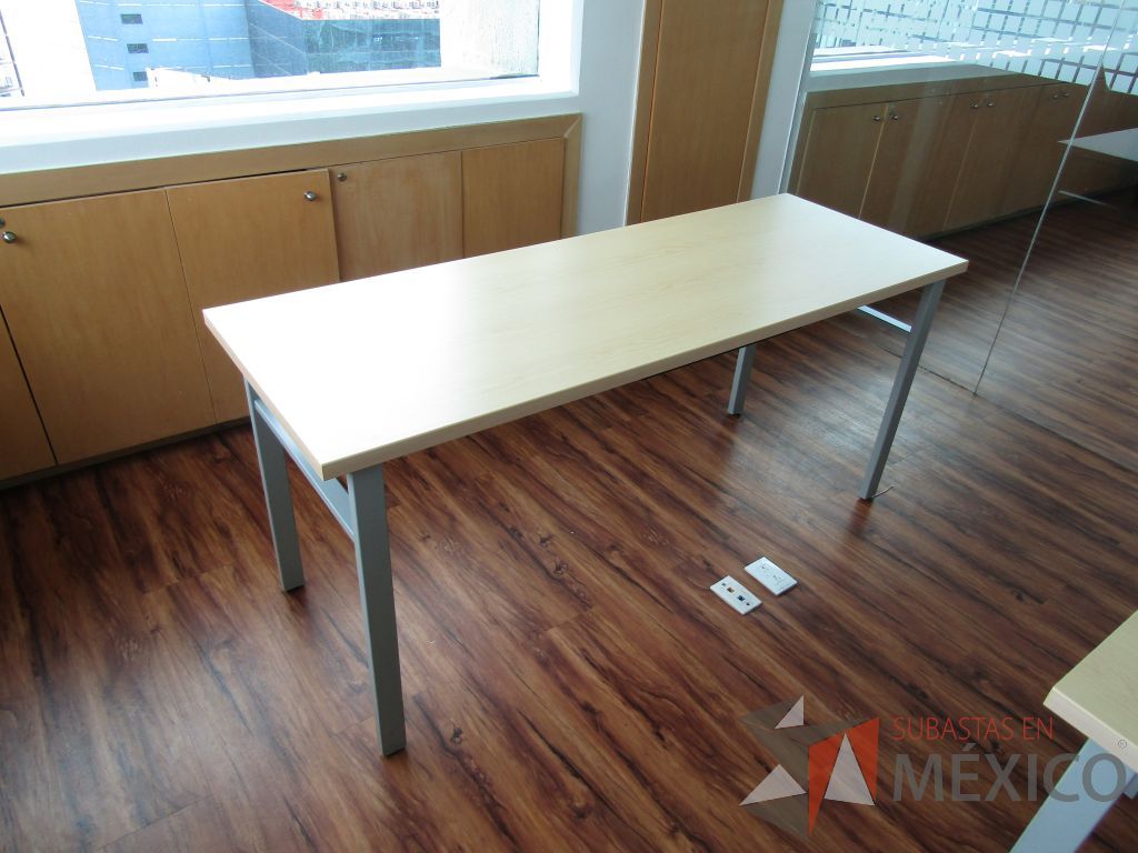Lote 002 - Mesa de trabajo , patas metálicas y cubierta color café