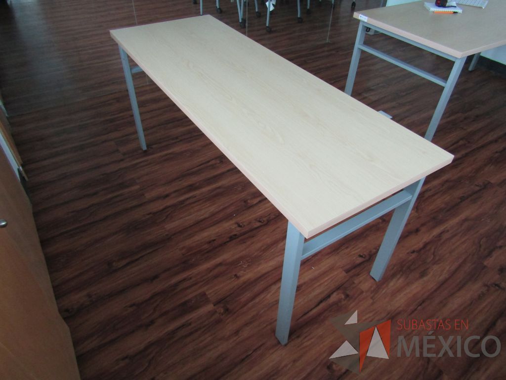 Lote 002 - Mesa de trabajo , patas metálicas y cubierta color café - Imagen 7