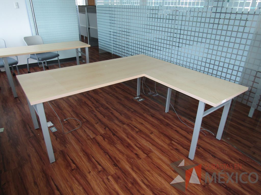 Lote 009 - Escritorio en escuadra, patas metálicas y cubierta color café