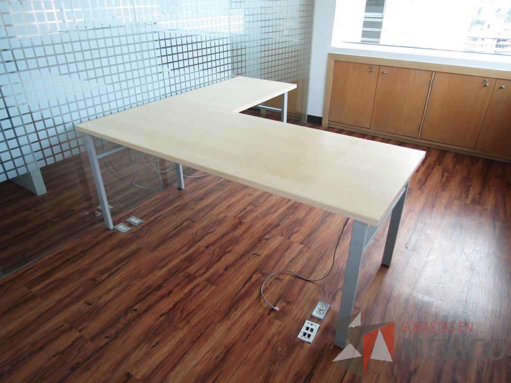 Lote 009 - Escritorio en escuadra, patas metálicas y cubierta color café - Imagen 4