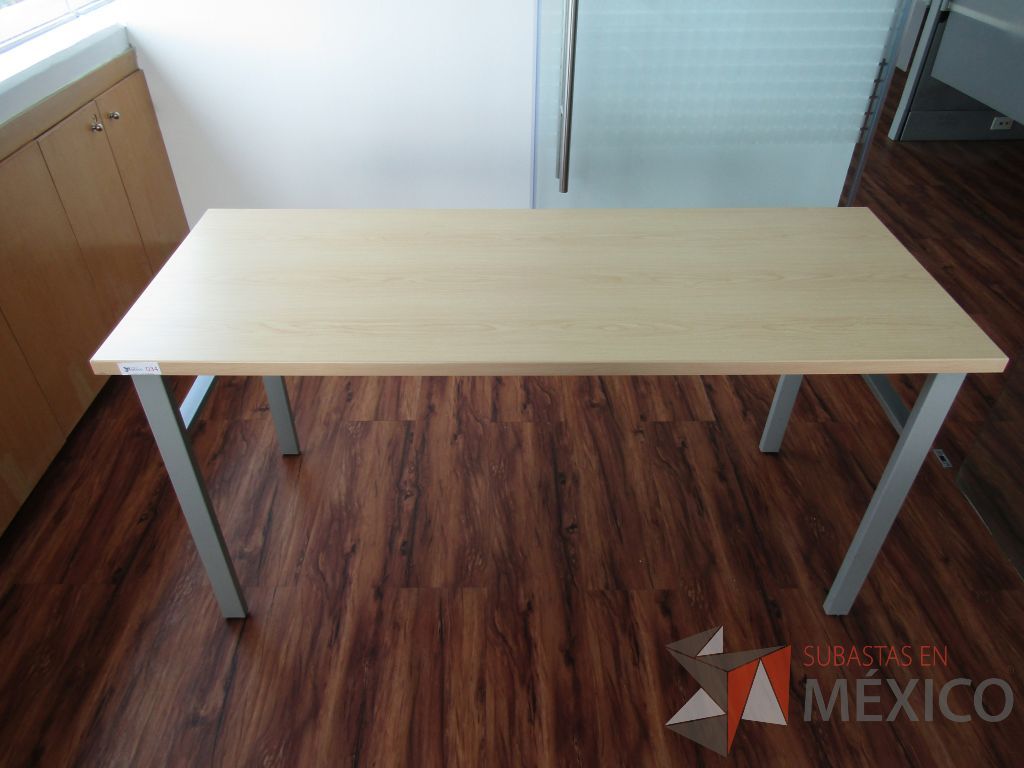 Lote 005 - Mesa de trabajo , patas metálicas y cubierta color café - Imagen 2