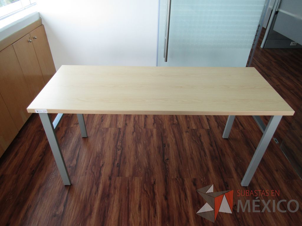 Lote 005 - Mesa de trabajo , patas metálicas y cubierta color café - Imagen 3