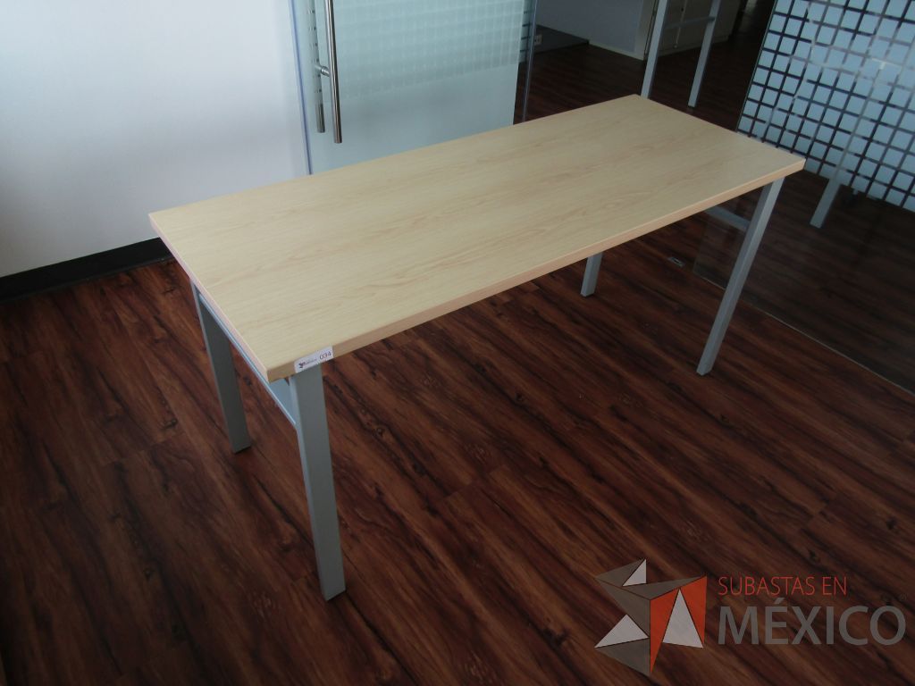 Lote 005 - Mesa de trabajo , patas metálicas y cubierta color café