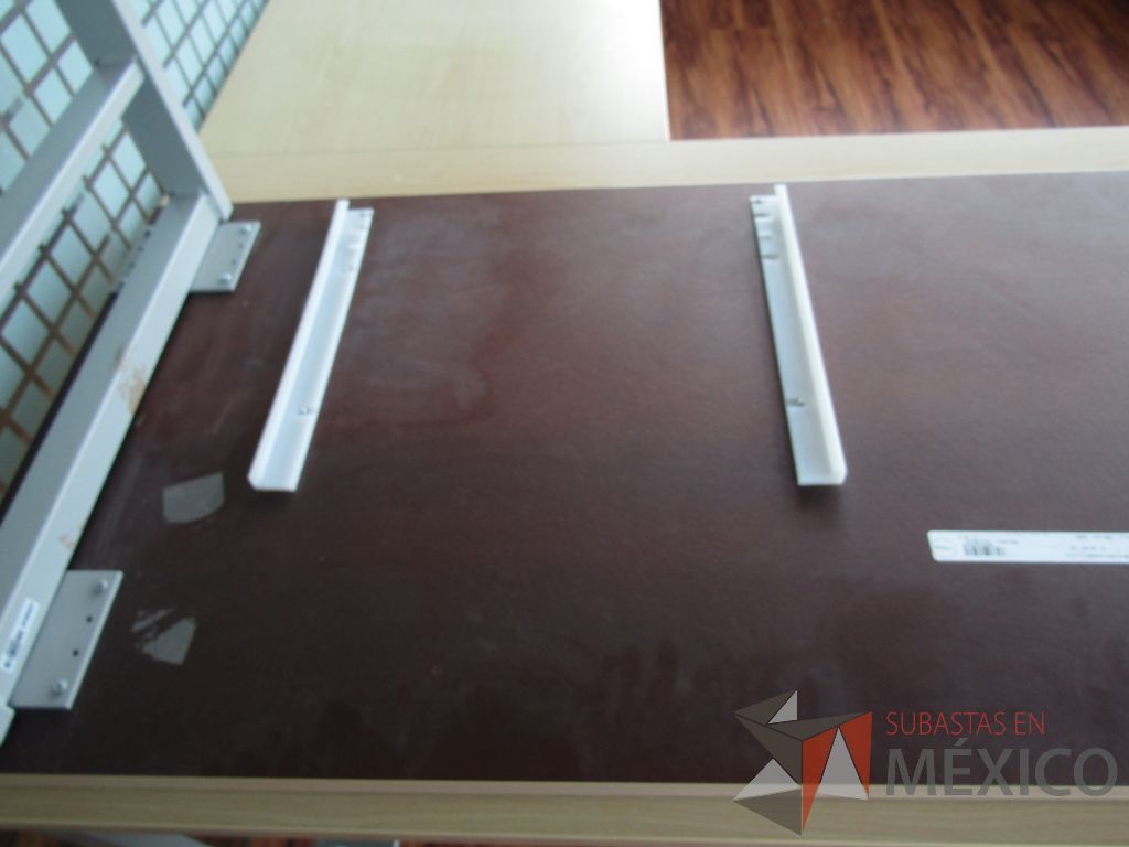 Lote 005 - Mesa de trabajo , patas metálicas y cubierta color café - Imagen 6