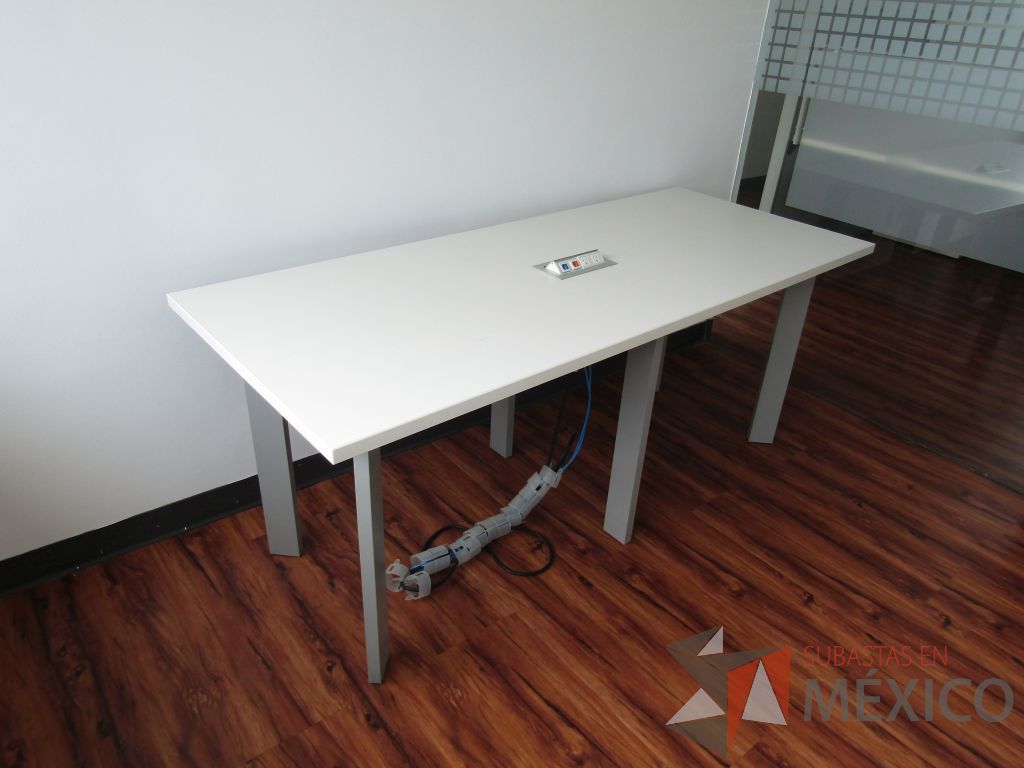 Lote 006 - Mesa de trabajo, patas metálicas y cubierta con accesorio para conexión color blanca.