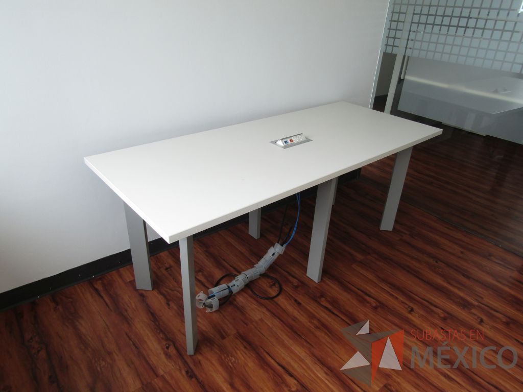 Lote 006 - Mesa de trabajo, patas metálicas y cubierta con accesorio para conexión color blanca. - Imagen 9