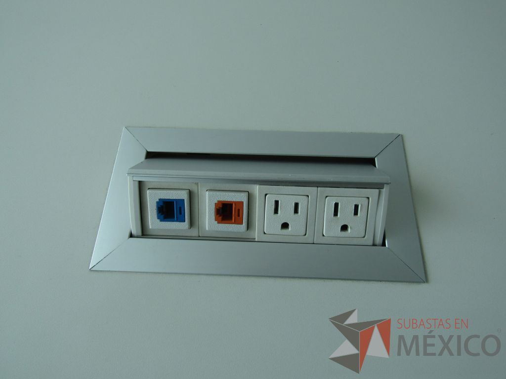 Lote 006 - Mesa de trabajo, patas metálicas y cubierta con accesorio para conexión color blanca. - Imagen 10