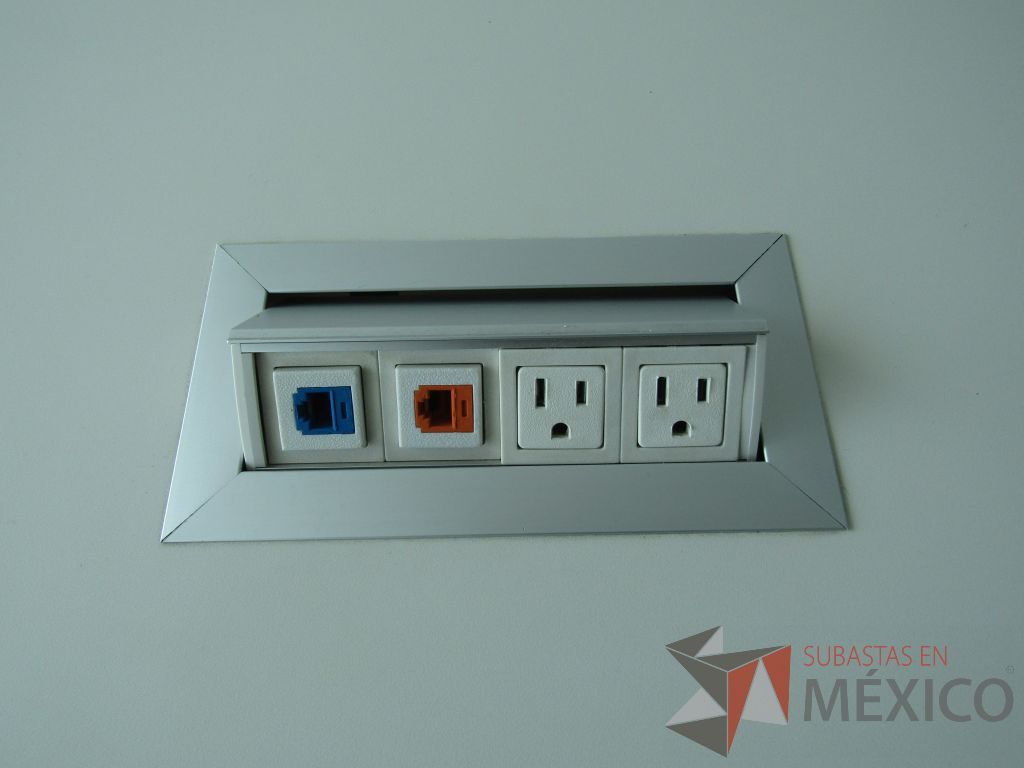 Lote 006 - Mesa de trabajo, patas metálicas y cubierta con accesorio para conexión color blanca. - Imagen 11
