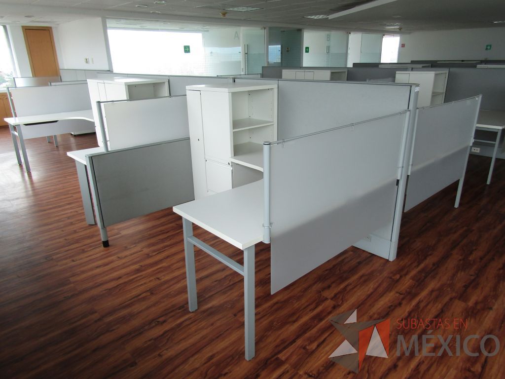 Lote 020 - Estación de trabajo para 6 personas, mampara alta, separadores de acrílico - Imagen 4
