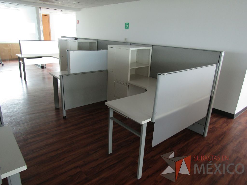 Lote 023 - Estación de trabajo lineal para 3 personas, con mampara alta, separadores de acrílico - Imagen 2