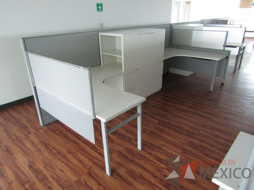 Lote 023 - Estación de trabajo lineal para 3 personas, con mampara alta, separadores de acrílico - Imagen 4