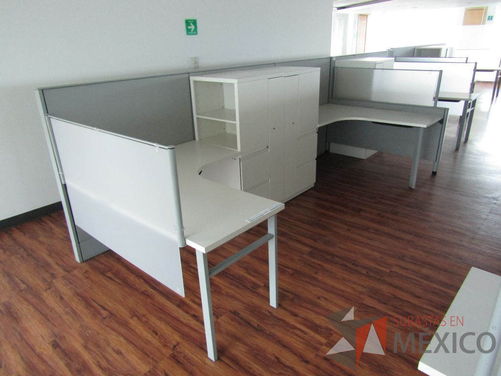 Lote 023 - Estación de trabajo lineal para 3 personas, con mampara alta, separadores de acrílico - Imagen 5