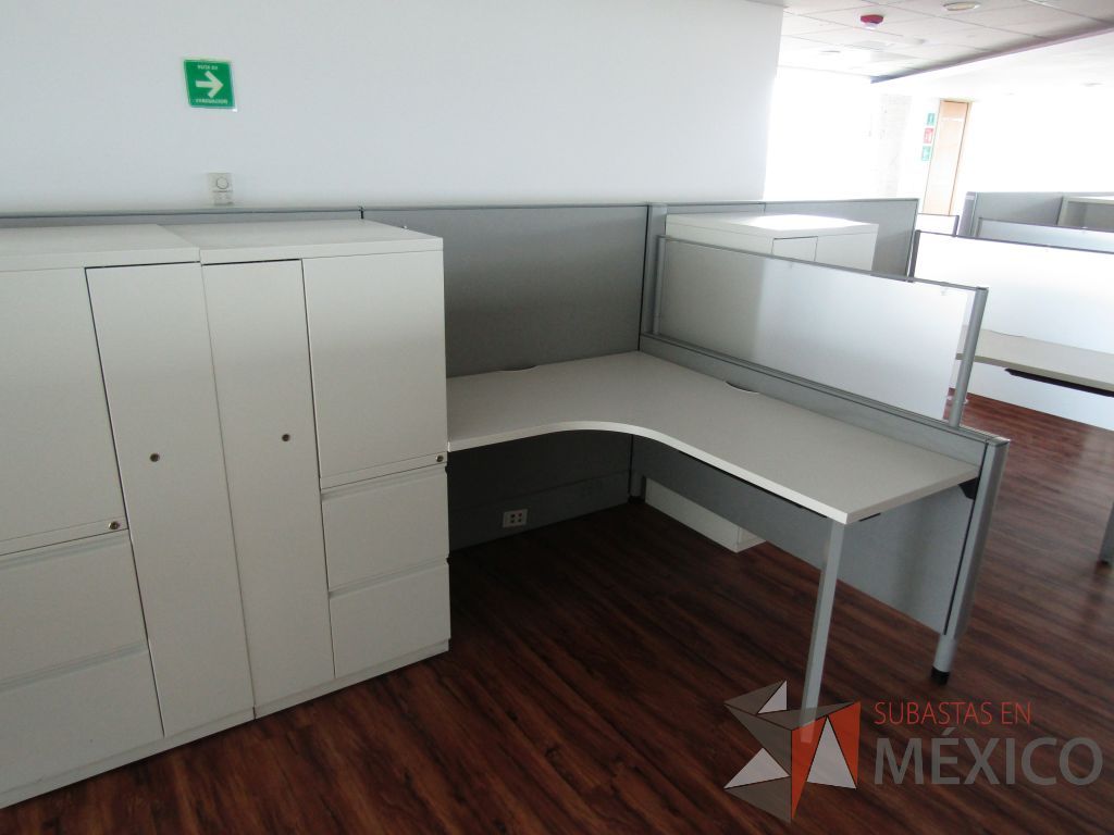 Lote 023 - Estación de trabajo lineal para 3 personas, con mampara alta, separadores de acrílico - Imagen 8