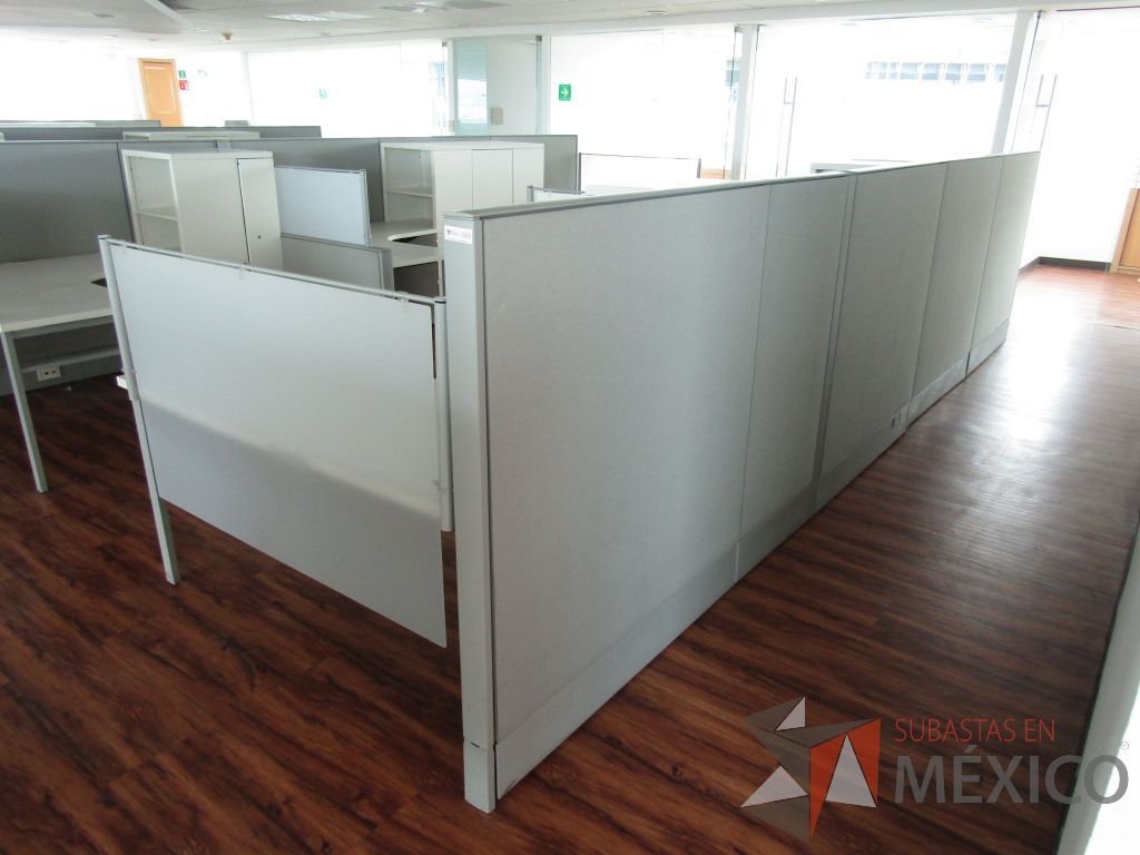 Lote 023 - Estación de trabajo lineal para 3 personas, con mampara alta, separadores de acrílico - Imagen 10