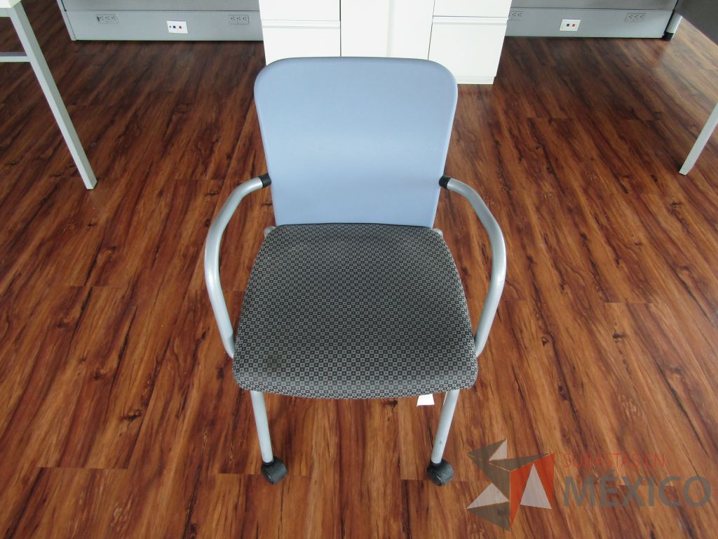Lote 025 - 2 Sillas de visita con ruedas, asiento en tela con diseño en cuadricula