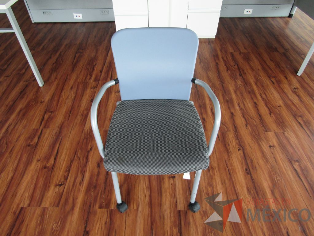 Lote 025 - 2 Sillas de visita con ruedas, asiento en tela con diseño en cuadricula - Imagen 2