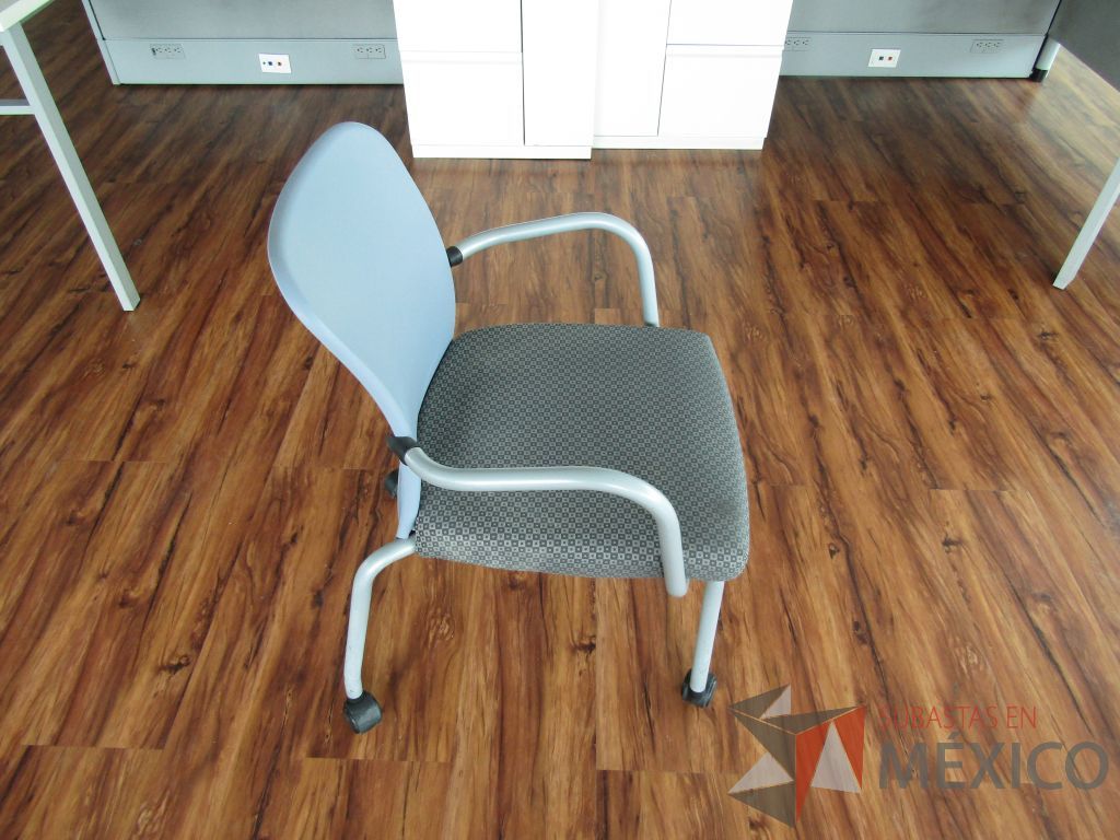 Lote 025 - 2 Sillas de visita con ruedas, asiento en tela con diseño en cuadricula - Imagen 3