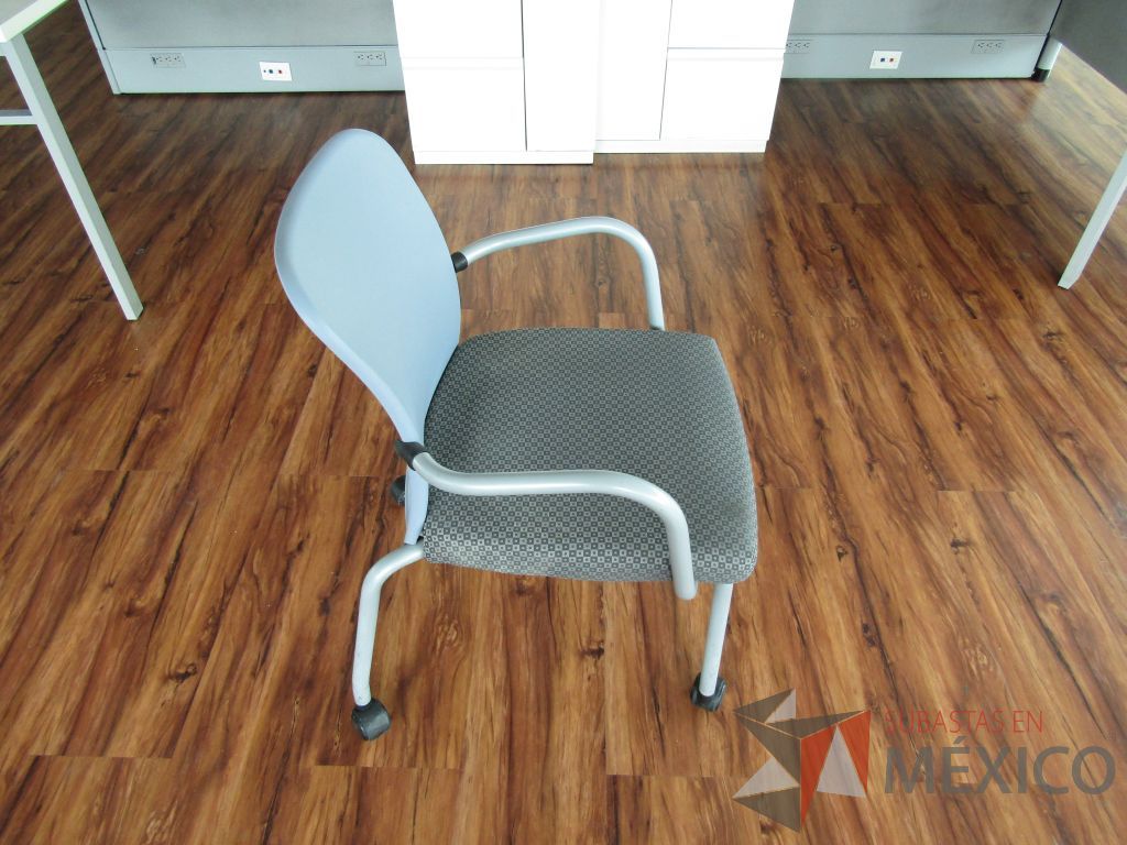 Lote 025 - 2 Sillas de visita con ruedas, asiento en tela con diseño en cuadricula - Imagen 4