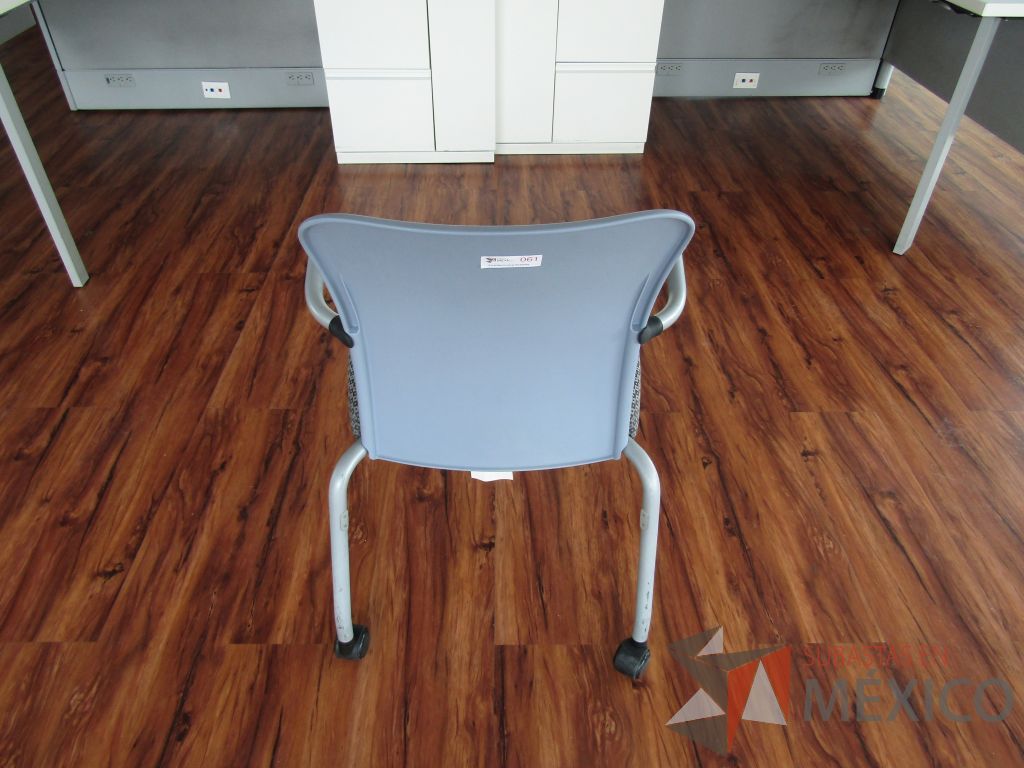 Lote 025 - 2 Sillas de visita con ruedas, asiento en tela con diseño en cuadricula - Imagen 5