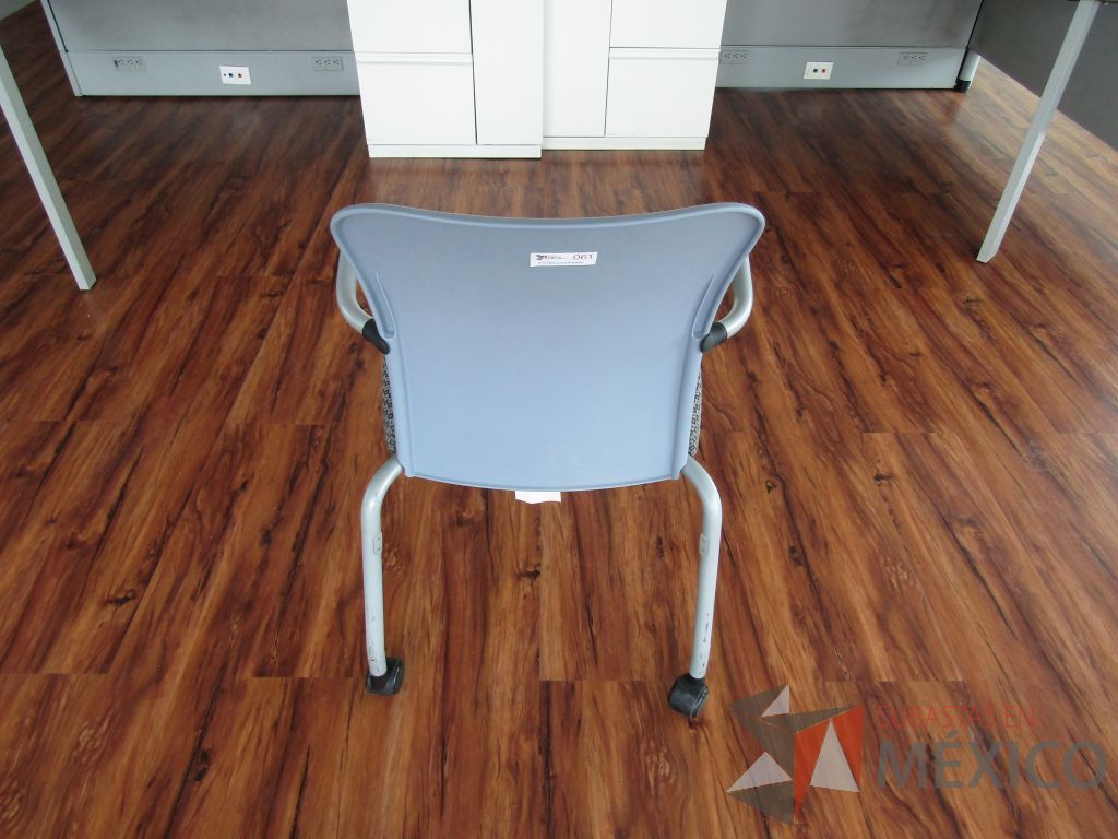 Lote 025 - 2 Sillas de visita con ruedas, asiento en tela con diseño en cuadricula - Imagen 6