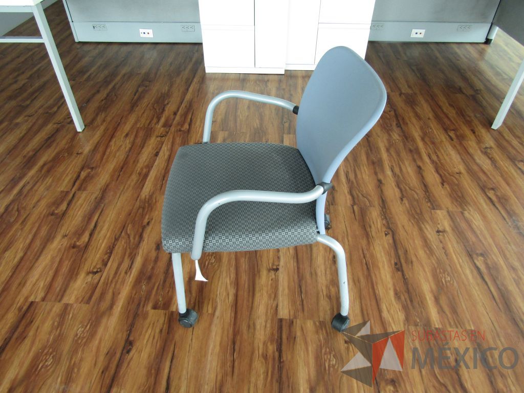 Lote 025 - 2 Sillas de visita con ruedas, asiento en tela con diseño en cuadricula - Imagen 7