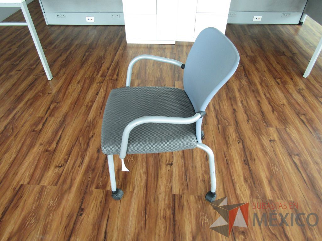 Lote 025 - 2 Sillas de visita con ruedas, asiento en tela con diseño en cuadricula - Imagen 8