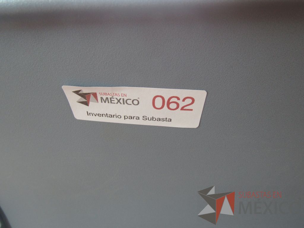 Lote 025 - 2 Sillas de visita con ruedas, asiento en tela con diseño en cuadricula - Imagen 9