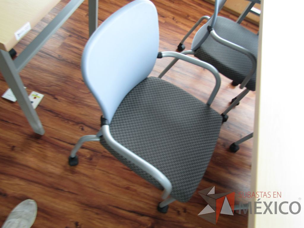 Lote 025 - 2 Sillas de visita con ruedas, asiento en tela con diseño en cuadricula - Imagen 10