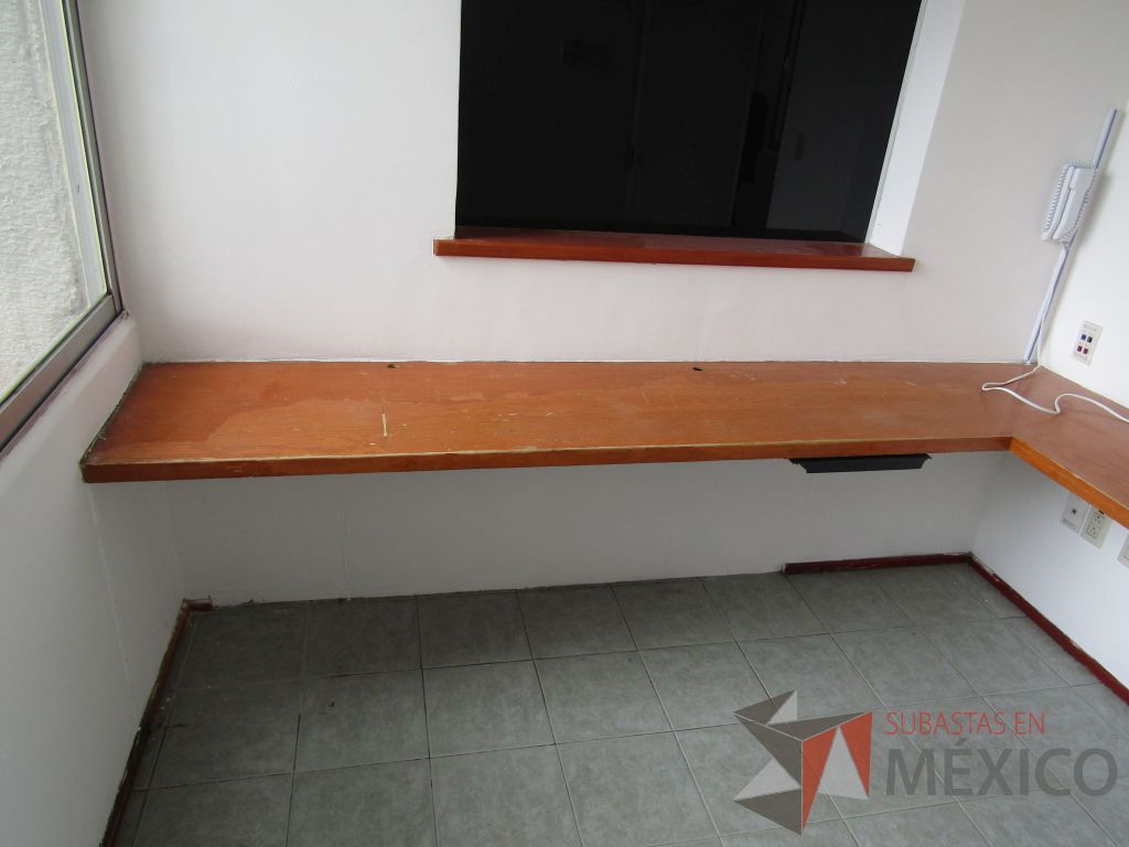 Lote 017 - Mesa de trabajo en escuadra, 1 pata metálica. (EMPOTRADA) - Imagen 3