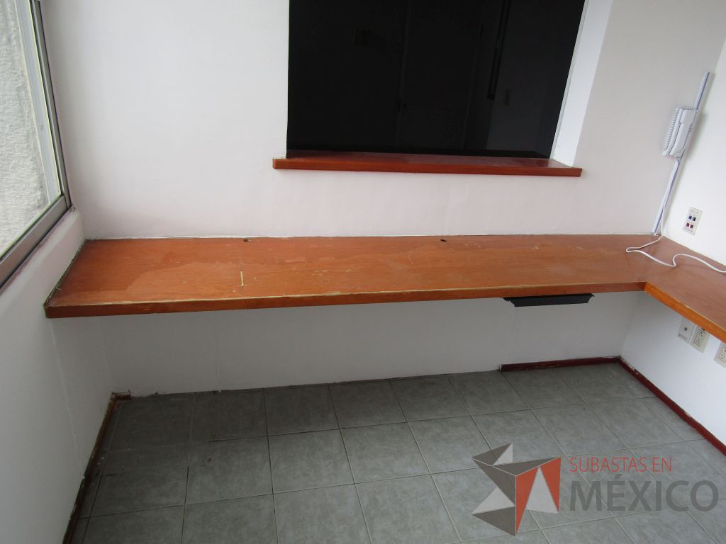 Lote 017 - Mesa de trabajo en escuadra, 1 pata metálica. (EMPOTRADA) - Imagen 4