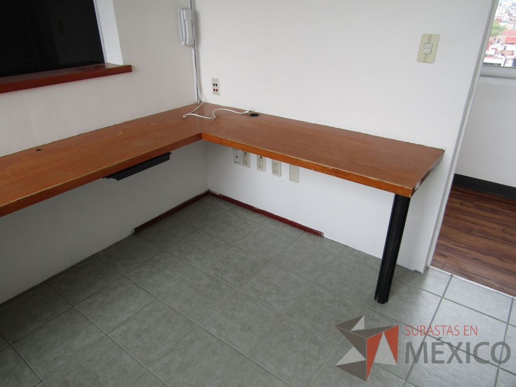 Lote 017 - Mesa de trabajo en escuadra, 1 pata metálica. (EMPOTRADA)