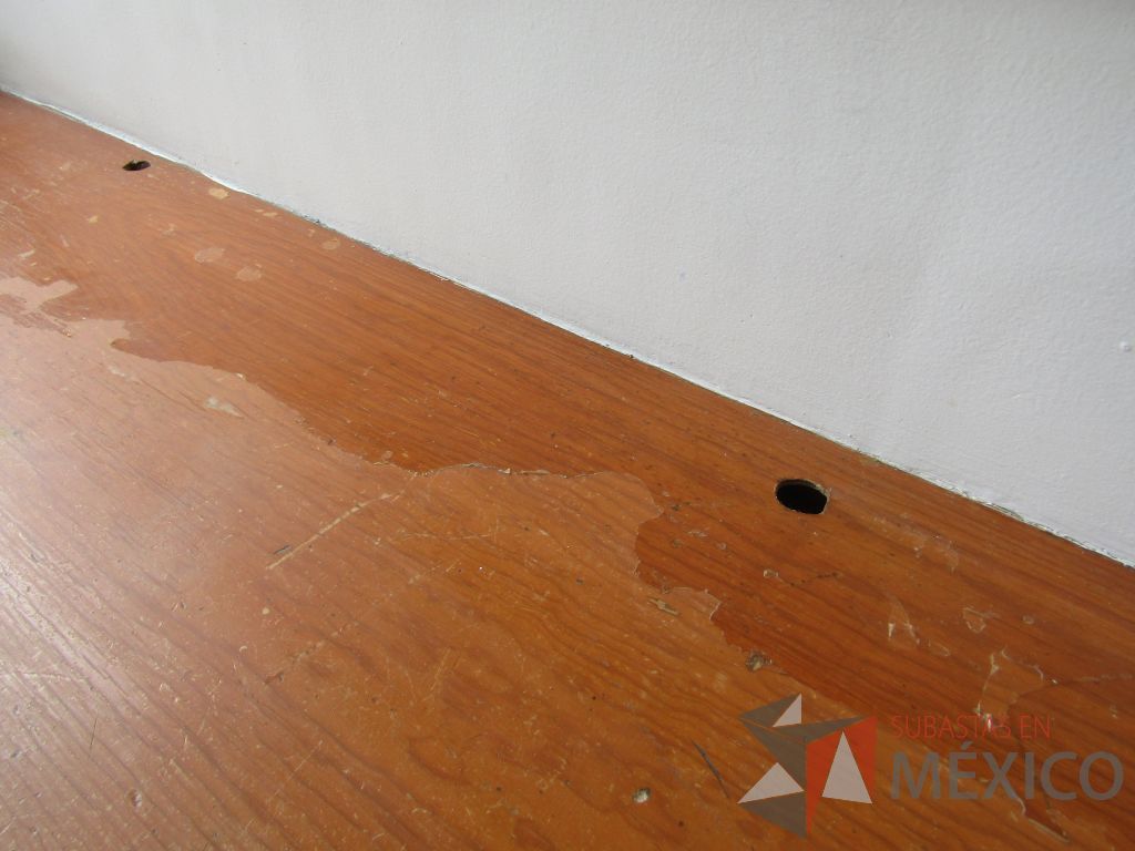 Lote 017 - Mesa de trabajo en escuadra, 1 pata metálica. (EMPOTRADA) - Imagen 6