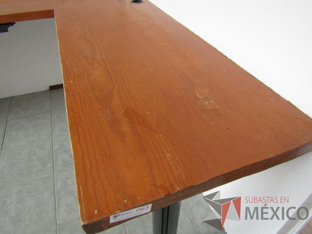 Lote 017 - Mesa de trabajo en escuadra, 1 pata metálica. (EMPOTRADA) - Imagen 10