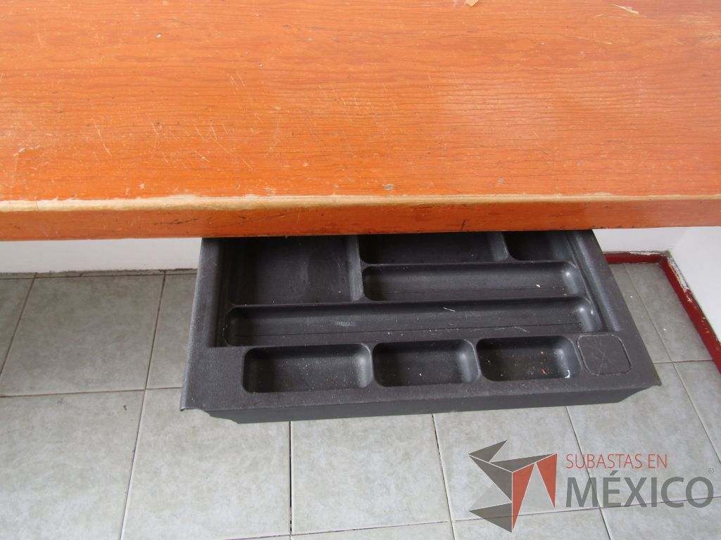 Lote 017 - Mesa de trabajo en escuadra, 1 pata metálica. (EMPOTRADA) - Imagen 11