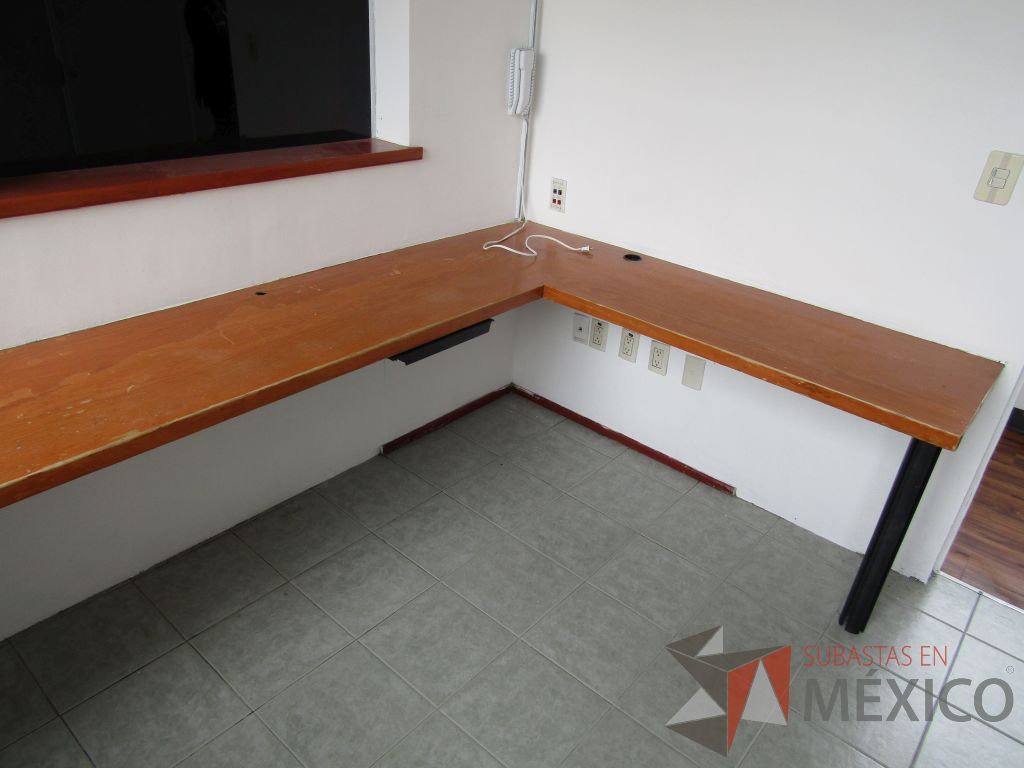 Lote 017 - Mesa de trabajo en escuadra, 1 pata metálica. (EMPOTRADA) - Imagen 12