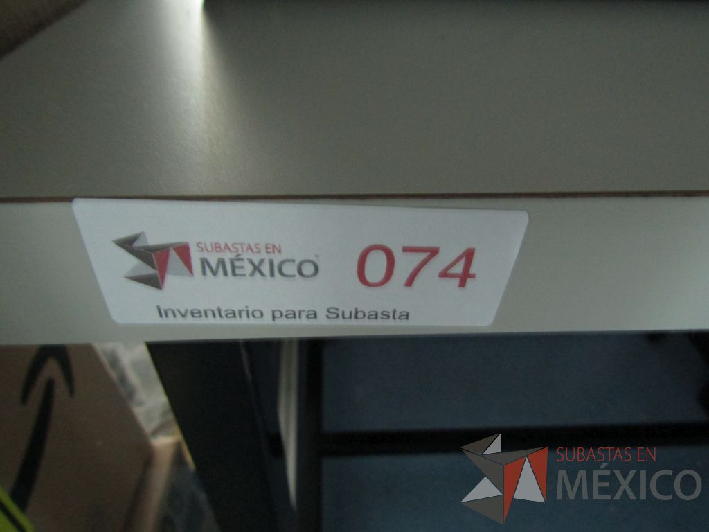 Lote 027 - Escritorio con repisa, base metálica con 1 entrepaño, con conexiones, 1 cajón y 1 puerta. - Imagen 27
