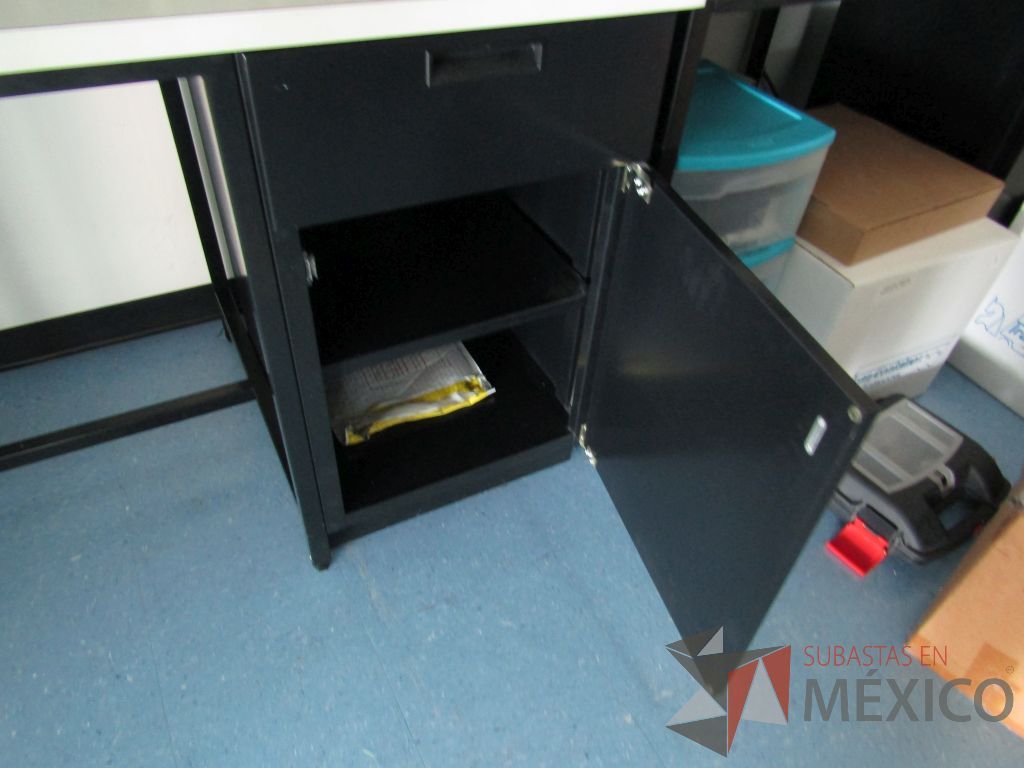 Lote 027 - Escritorio con repisa, base metálica con 1 entrepaño, con conexiones, 1 cajón y 1 puerta. - Imagen 10