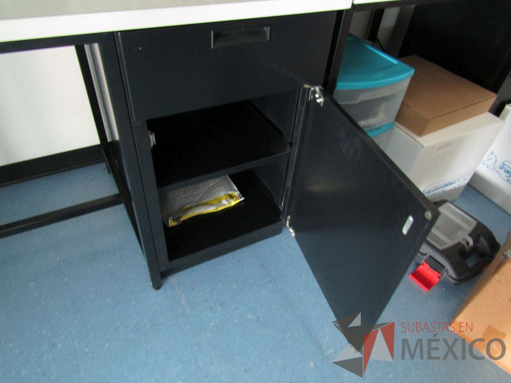 Lote 027 - Escritorio con repisa, base metálica con 1 entrepaño, con conexiones, 1 cajón y 1 puerta. - Imagen 11