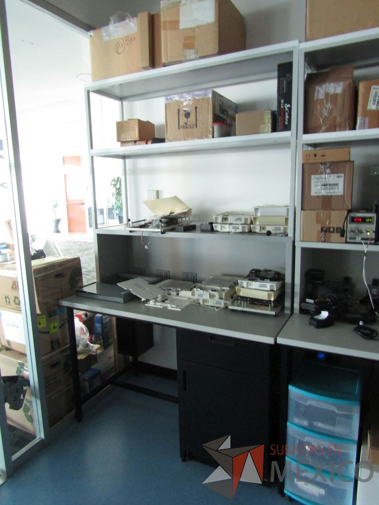Lote 027 - Escritorio con repisa, base metálica con 1 entrepaño, con conexiones, 1 cajón y 1 puerta. - Imagen 19